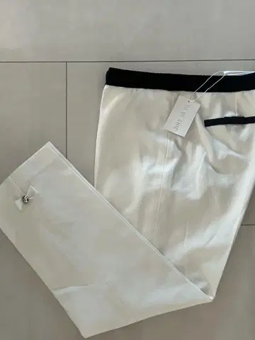 TO BE CHIC 크롭 팬츠 40 택 포함 새상품