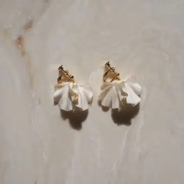 JARDIN 화이트 플라워 귀걸이