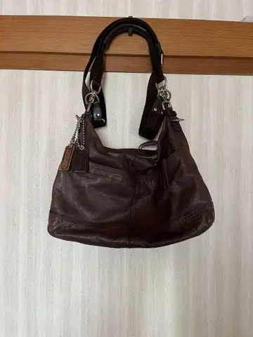 다크 브라운 가죽 숄더백