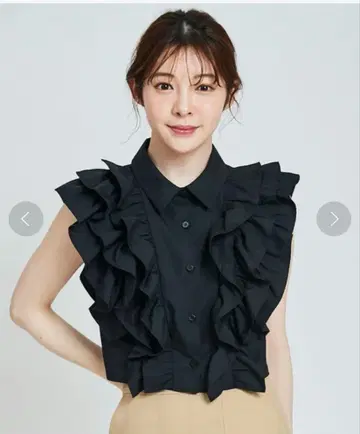 트란테안 송 드 모드 크롭 프릴 셔츠. 블랙