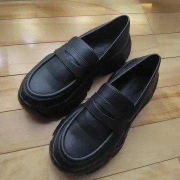 통굽 블랙 로퍼 합성 피혁