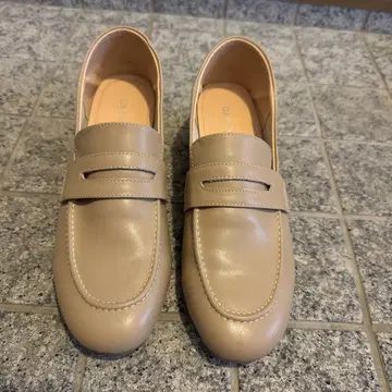 베이지 가죽 로퍼 미들 힐
