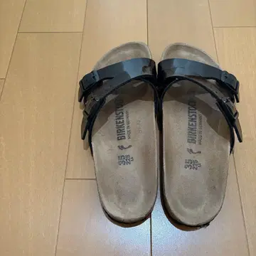 버켄스탁 페이턴트 에나멜 샌들 35 22.5cm