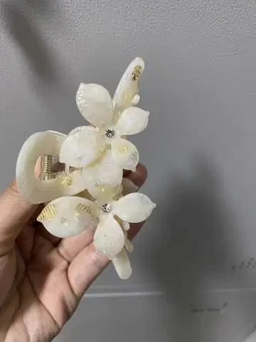 아이보리 꽃 모티브 헤어 클립