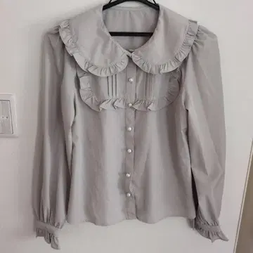 앙크루즈 프릴이 달린 그레이 셔츠 M