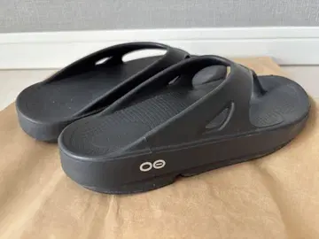 OOFOS 블랙 샌들