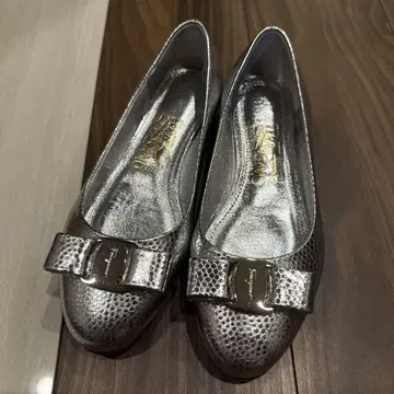 Ferragamo 메탈릭 실버 플랫슈즈