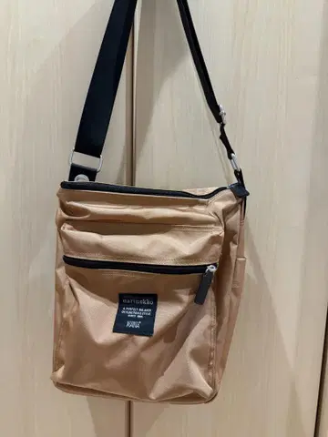 마리메꼬 베이지 숄더백