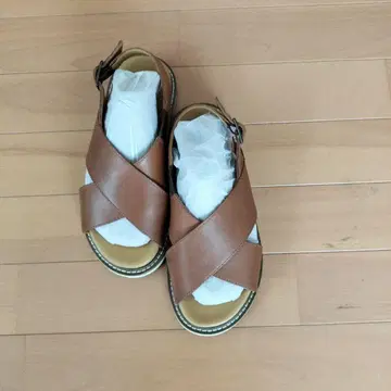 KEEN 브라운 크로스 스트랩 샌들