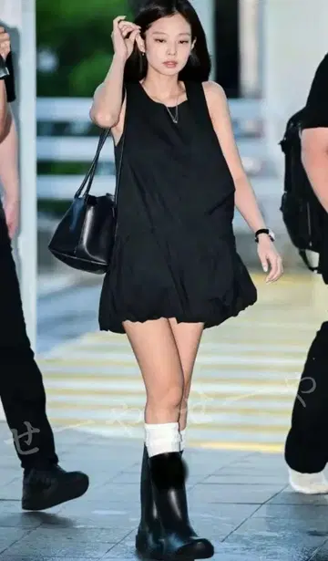 아모멘토 슬리브리스 플레어 원피스 블랙