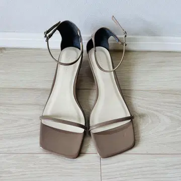 브라운 스트랩 샌들 스퀘어 힐