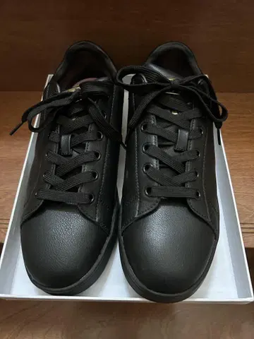 블랙 스니커즈 스위트 모티브 스트리프