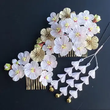 맑은 날의 벚꽃 빗