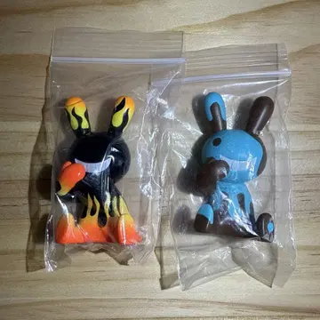 블랙 토끼 피규어