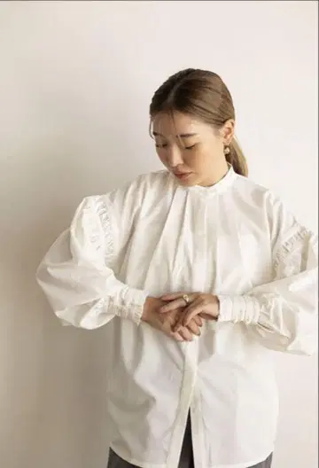CAVEZAROSSO 카베사로소 스탠드 카라 프릴 커프스 블라우스