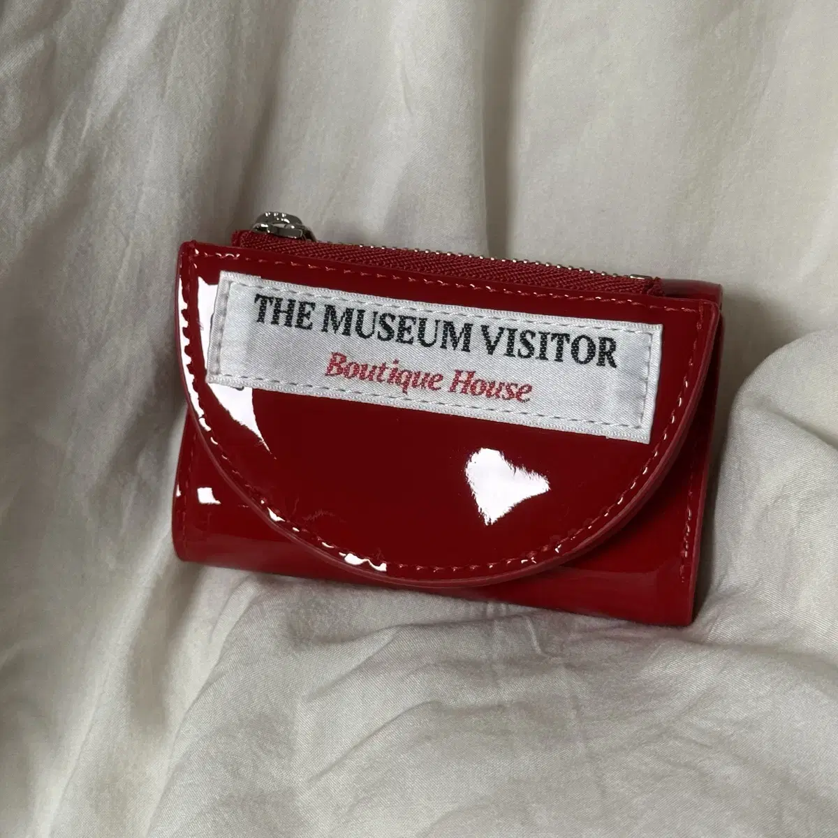 ● THE MUSEUM VISITOR ● HALF CIRCLE ENAMEL WALLET THE MUSEUM VISITOR HALF CIRCLE ENAMEL WALLET 5MM424