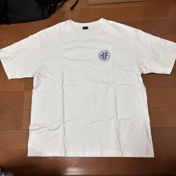 화이트 티셔츠 로고