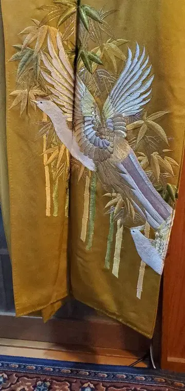 호화로운 자수 장식 세 개의 문양이 들어간 호몬기