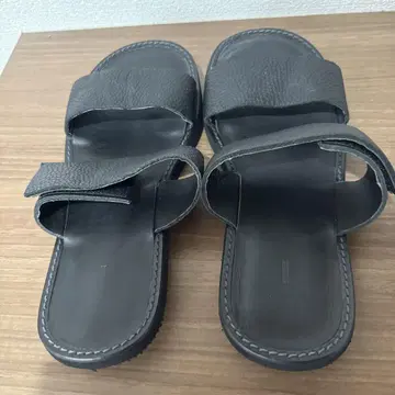 [I 아이] 블랙 가죽 컴포트 샌들
