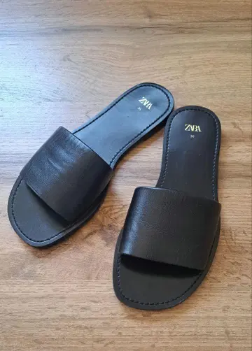 미사용 새상품 ZARA 블랙 플랫 가죽 슬라이드 샌들