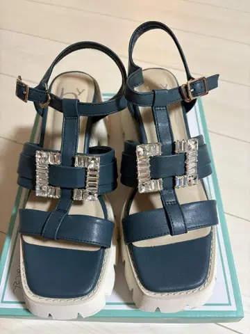키다리 아저씨 비쥬가 달린 다크 그린 통굽 샌들
