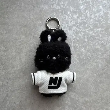 NJ 로고가 있는 블랙 봉제 인형 마스코트