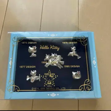 헬로키티 25주년 핀 배지
