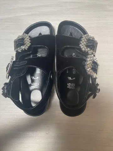 버켄스탁 마놀로 블라닉 콜라보 비쥬가 달린 블랙 샌들 36