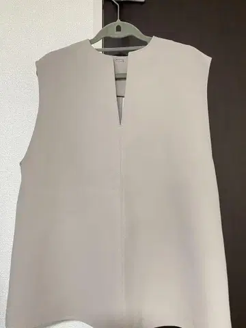 미라 오웬 베이지 슬리브리스 셋업