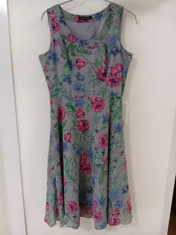 Laura Ashley 플라워 프린트 슬리브리스 원피스
