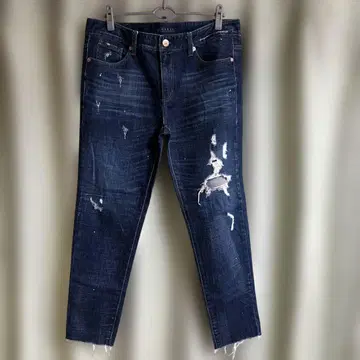 GUESS 데미지 가공 슬림 핏 데님 팬츠