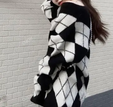 다이아몬드 패턴 V넥 얇은 소재 니트