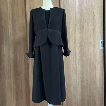 블랙 자켓과 A 라인 드레스 세트