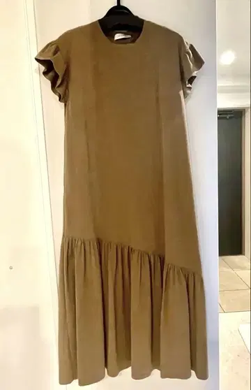 레리안 브라운 프릴 소매 롱 원피스
