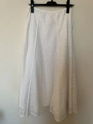 이에나 화이트 레이스 플레어 스커트