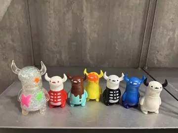 컬러풀한 뿔이 달린 피규어 7개 세트