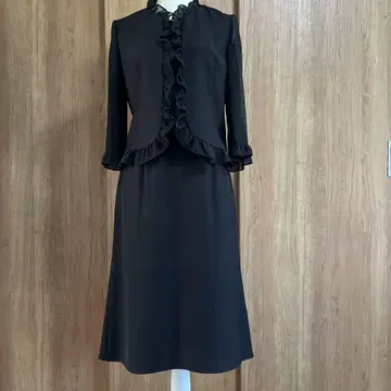 블랙 스커트 수트 프릴
