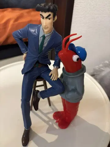 애니메이션 피규어 캐릭터와 랍스터