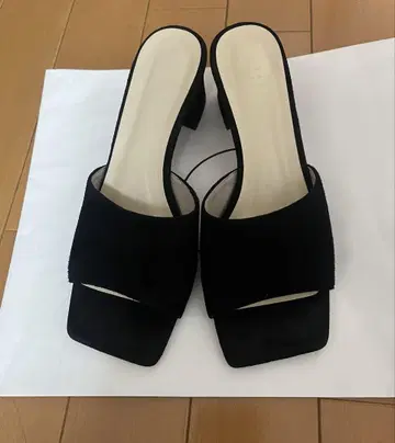 Barneys New York 블랙 샌들 미디힐