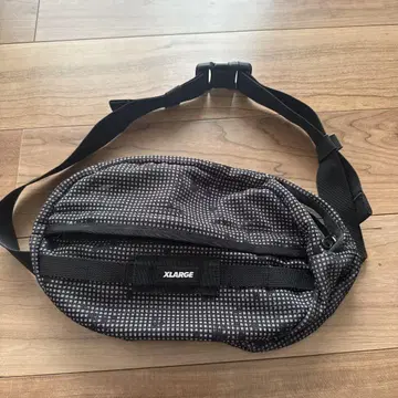 XLARGE 도트 패턴 바디백