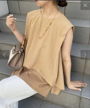 콜라주 개럴개런트 슬리브리스 레이어드 스타일 블라우스 베이지