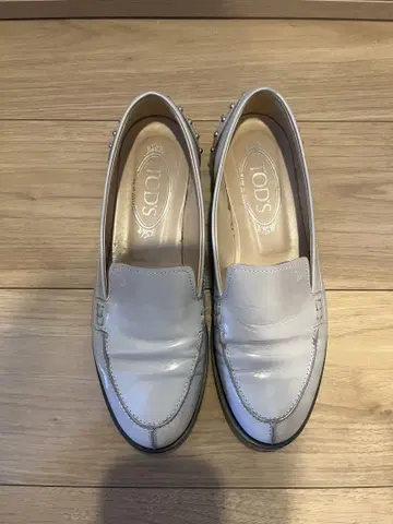스터드 가죽 로퍼 라이트 그레이