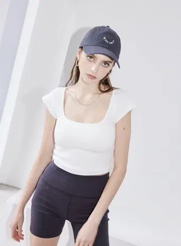 스퀘어넥 티셔츠 화이트