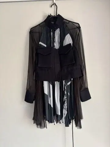 Sacai 시어 플리츠 풀오버 블라우스