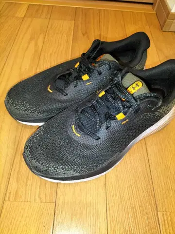 Under Armour HOVR 블랙/오렌지 스니커즈