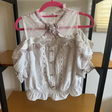 지뢰계 레이스가 있는 오프숄더 셔츠