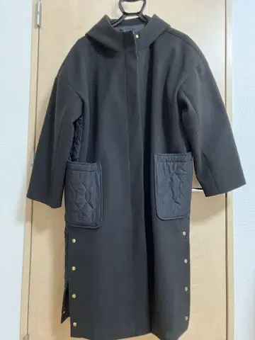 소재 퀼팅 블랙 후드 롱 코트