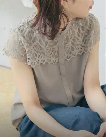 어반 리서치 워셔블 요크 레이스 블라우스 모카 베이지