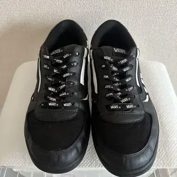 VANS 블랙 화이트 스니커즈