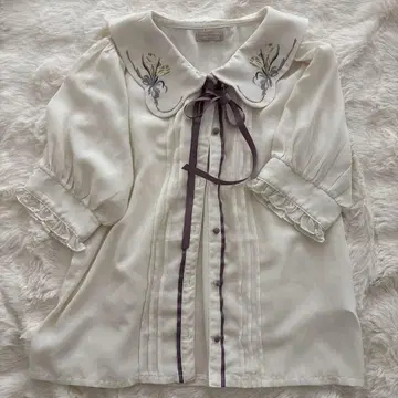 액시즈팜 자수 블라우스 튤립